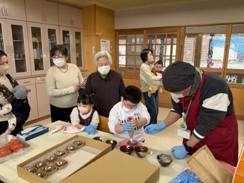 こども食堂クックキッチンたまかわ_サンドイッチ& ロールケーキをデコレーションしよう