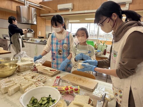 こども食堂クックキッチンたまかわ_サンドイッチ& ロールケーキをデコレーションしよう