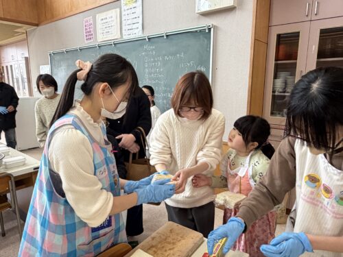 こども食堂クックキッチンたまかわ_サンドイッチ& ロールケーキをデコレーションしよう