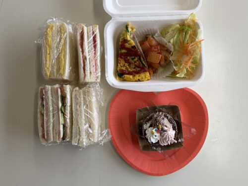 こども食堂クックキッチンたまかわ_サンドイッチ& ロールケーキをデコレーションしよう